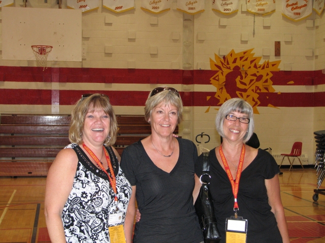 1971 Grads at Sat. morning tour.
Pat Simle (cheerleader of the year), Debbie Reid and, Mary-Gaye Bastedo, .
